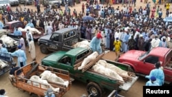 Грузовики перевозят завернутые тела людей, убитых предполагаемыми боевиками «Боко Харам» во время их похорон в Йобе, Нигерия, 3 сентября 2024 года.