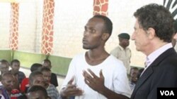 Penasehat PBB untuk urusan bantuan hukum bajak laut, Jack Lang dari Perancis, mendengarkan seorang tersangka perompak dari Somalia di Shimo la Tewa GK di Mombasa, Kenya, pekan lalu.