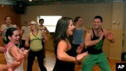 Zumba pertama kali diperkenalkan di Amerika tahun 2001 dan popularitasnya terus meroket, sehingga menjadi salah satu tren kebugaran tahun ini (foto: dok).