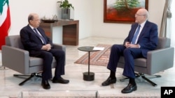 نجیب میقاتی (راست) و میشل عون - آرشیو