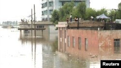 지난해 7월 폭우로 물에 잠긴 북한 안주시 거리. (자료사진)