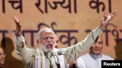 印度总理莫迪在新德里向人民党的支持者致辞(2017年3月12日)