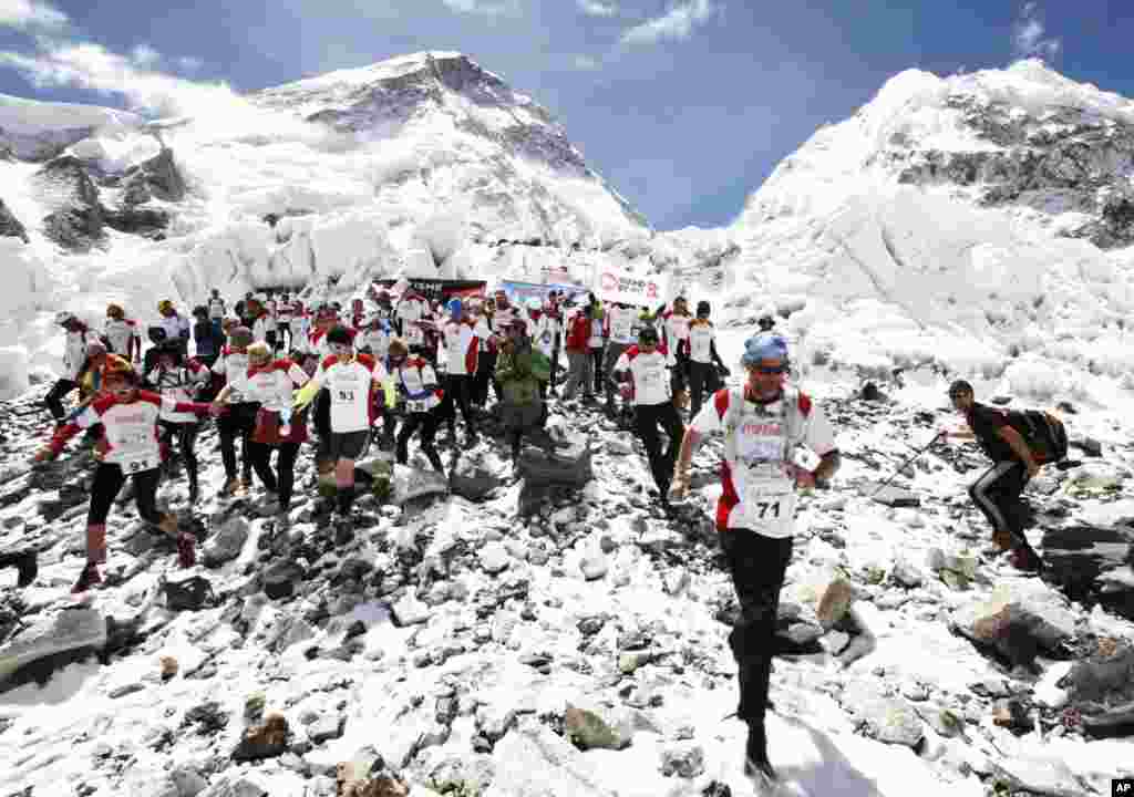 Para peserta Lomba Marathon &#39;Tenzing Hillary Everest&#39; memulai pertandingan mereka di wilayah Khumbu, kaki pegunungan Himalaya di Nepal. Nepal memperingati 60 tahun penaklukan Gunung Everest dengan menghormati pendaki pertama, Edmund Hillary dan Tenzing Norgay.