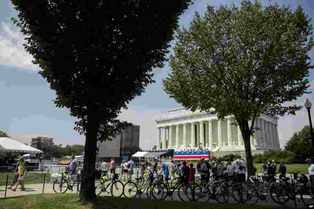 Wageni wakiwa katika eneo wakati wa maandalizi ya siku ya Uhuru wa Marekani.