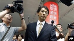 남아프리카공화국 케이프타운 외곽 지역에서 환경보호단체 자원봉사자가 아기 펭귄에게 먹이를 주고 있다.&nbsp; 