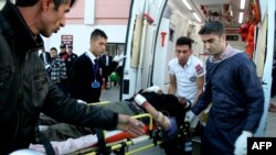 Seorang laki-laki Suriah yang terluka mendapat pertolongan di sebuah rumah sakit di Kilis, Turki, setelah terjadi ledakan di dekat perbatasan Suriah-Turki di Es-Selame (20/2).