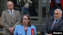 美国驻俄大使琳恩特雷西在莫斯科一法院外对媒体讲话，此前该法院对华尔街日报记者格什科维奇受控间谍案进行了聆讯。（路透社 2023年4月18日摄） 