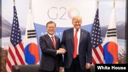 도널드 트럼프 미국 대통령과 문재인 한국 대통령이 30일 주요 20개국(G20) 정상회의가 열리는 아르헨티나 부에노스아이레스에서 회담했다.