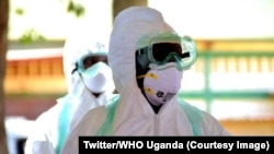 Wafanyakazi wa afya wanaowahudumia wagonjwa wenye virusi vya Ebola wakiwa katika vazi linalowalinda na maambukizi nchini Uganda