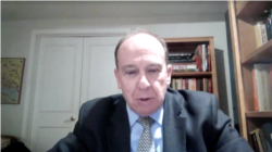 中国美国商会主席周二(5月11日)发布2021年《美国企业在中国白皮书》，商会政策委员会主席罗斯（Lester Ross）出席视讯记者会。(视讯记者会截图)