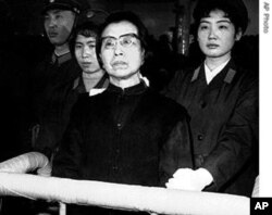 "四人帮"之一的江青受审