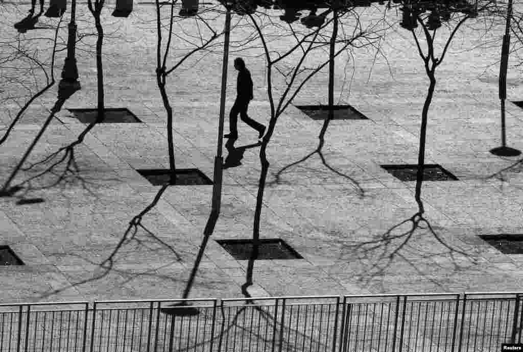 Seorang pria tampak berjalan sendirian di dekat pintu gerbang Jaffa, di luar kota tua Yerusalem.