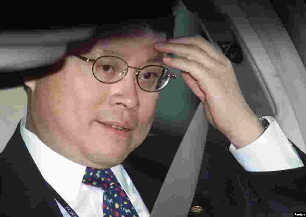 2001年5月9日，江泽民的儿子，48岁的江绵恒到香港参加财富全球论坛，在香港一家酒店外面，在汽车里