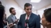 រូបឯកសារ៖ លោក​ Ted Cruz សមាជិកព្រឹទ្ធសភា​អាមេរិកាំងពីរដ្ឋតិចសាស ខាងគណបក្ស​សាធារណរដ្ឋ និយាយ​ជាមួយ​អ្នកយកព័ត៌មាន។
