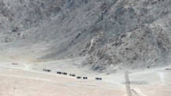 印度边防军士兵在拉达克地区的山脚下巡逻。(2020年6月24日)