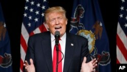 미국 공화당의 도널드 트럼프 경선 후보가 21일 펜실베이니아 주 해리스버그 시에서 열린 선거 유세에서 연설하고 있다.