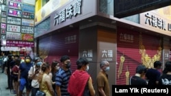 香港市民排队购买苹果日报最后一期的报纸（路透社照片）。