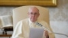 Paus Fransiskus menyampaikan audiensi umum mingguannya dari perpustakaan di Istana Apostolik di Vatikan, 11 November 2020. (Foto: Vatican Media via Reuters)