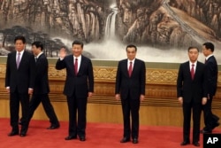 习近平主席和李克强总理等第19届中共中央政治局常委（赵乐际不在画面内）在人民大会堂会见记者，习近平招手致意（2017年10月25日）