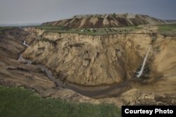 摄影师卢广拍摄的内蒙古自治区呼伦贝尔宝日希勒露天煤矿堆土场及排水管道(2012年5月)