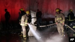 아프가니스탄 카불에서 10일 소방관들이 테러 현장을 청소하고 있다.