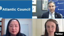 台湾数码政务委员唐凤2020年4月29日从台北与华盛顿智库大西洋理事会戴蒙(右上)、主持人麦金农网络对话(大西洋理事会推特视频截屏)