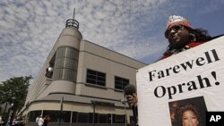 Kimberly Adams waist outside Harpo Studios before the final taping of "The Oprah Winfrey Show" in Chicago, May 24, 2011.