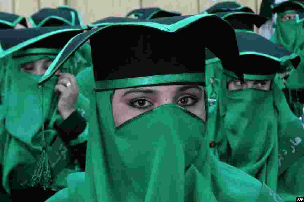 Para wisudawan sekolah perawat Afghanistan menghadiri acara wisuda di kediaman Gubernur provinsi Nangarhar di kota Jalalabad. 
