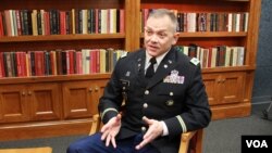 VOA와 인터뷰하는 미 국방부의 데이비드 클라크 한국전쟁 60주년 기념위원회 사무국장.