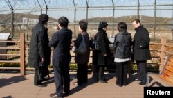 지난 2010년 비무장지대 인근 임진각을 방문한 일본 납북자 가족들이 철책 넘어 북녘을 바라보고 있다. (자료사진)