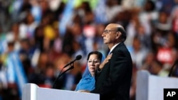 خضر و غزاله خان، پدر و مادر همایون خان سرباز مسلمان آمریکایی که در سال ۲۰۰۴ در بغداد کشته شد.