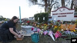 Spomenik žrtvama pucnjave u školi Mardžori Stounmen Daglas u Parklendu na Floridi. 