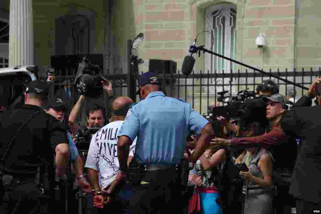 抗议者试图闯入使馆被逮捕 (美国之音杨晨拍摄)