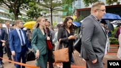 香港民主派初选案判刑受到国际社会关注，多名外国驻港领事馆代表11月19日到西九龙裁判法院旁听。 (美国之音照片)