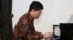 Pianis Indonesia, Ananda Sukarlan tampil dalam sebuah pertunjukan. (Foto: courtesy)