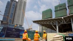 រូបឯកសារ៖ កម្មករកំពុងធ្វើការនៅការដ្ឋានអគារមួយកន្លែងក្នុងតំបន់កោះពេជ្រ រាជធានីភ្នំពេញ កាលពីខែឧសភា ឆ្នាំ២០១៩។ (កាន់ វិច្ឆិកា/VOA)