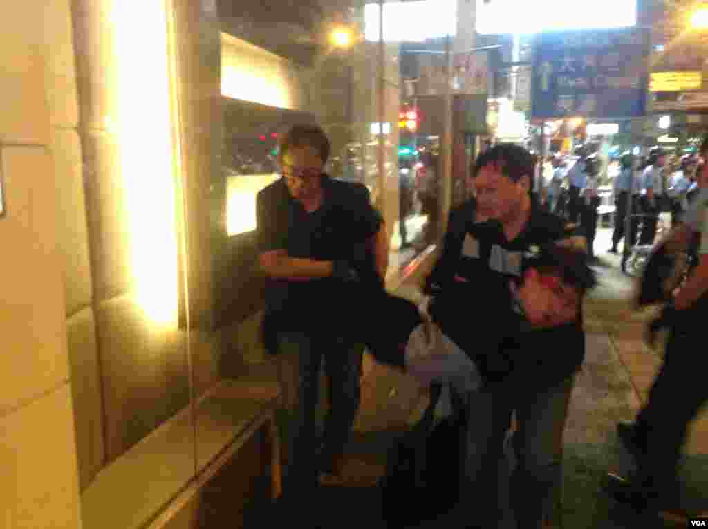 香港占领人士在旺角占领区砵兰街与警方对峙 (美国之音海彦 拍摄)