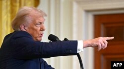 Mokonzi ya Ekolo Amerika Donald Trump azali koyanola na bapanzi nsango na bokutani na ministre wa Yambo ya Israel Benjamin Netanyahu na Washinton D.C., 4 sanza ya mibale 2025. . (Photo by ANDREW CABALLERO-REYNOLDS / AFP)