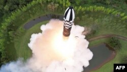 북한은 지난 7월 김정은 국무위원장이 참석한 가운데 신형 고체연료 대륙간탄도미사일(ICBM) 화성-18형을 시험발사했다며 사진을 공개했다.