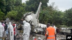 Les secours à la recherche d’éventuels survivants près de l'épave d'un avion-cargo qui est écrasé dans la capitale Juba, Soudan du Sud, 4 novembre 2015. (AP Photo/Jason Patinkin)
