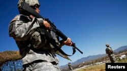 미 애리조나주의 멕시코 접경 지역에서 방위군 병력이 순찰을 하고 있는 모습