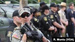 Policiers et soldats de la Garde nationale à Baltimore