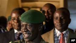 Pemimpin kudeta Mali Amadou Haya Sanogo setuju untuk mengalihkan kekuasaan ke pemerintahan sipil sesegera mungkin.