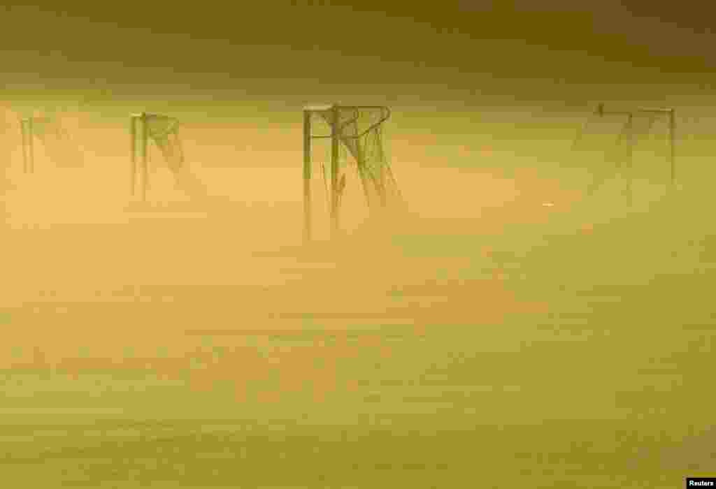 Seorang anak perempuan Kristen Mesir ikut menyanyi dalam misa Tahun Baru di gereja Katedral Cave (Santo Simon) di distrik Moqattam, Kairo, Mesir (31/12).