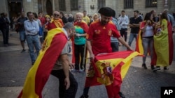 数十万支持西班牙统一的民众星期天在巴塞罗那举行示威。 （2017年10月29日）