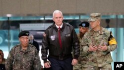 Mike Pence, village de Panmunjom, le 17 avril 2017.(AP Photo/Lee Jin-man) 