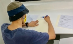 香港市民阿迪参观反送中运动两周年义卖活动之后，写下自己的心声。 (美国之音 汤惠芸拍摄)