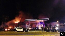 La police a répondu à un feu à une station d'essence où une douzaine de personnes manifestaient à Milwaukee, États-Unis, le 13 août 2016.