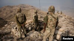 Tentara Pakistan mengamankan wilayah di sekitar puncak pegunungan Kund, dekat desa Kotkai selatan Waziristan (Foto: dok). Seorang pengawal perbatasan Afghanistan dilaporkan tewas dalam bentrokan di perbatasan Pakistan-Afghanistan, Rabu malam (1/5).