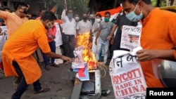 印度执政党的支持者今年6月19日在一次针对中国的抗议活动中焚烧中国领导人习近平的画像（路透社）。